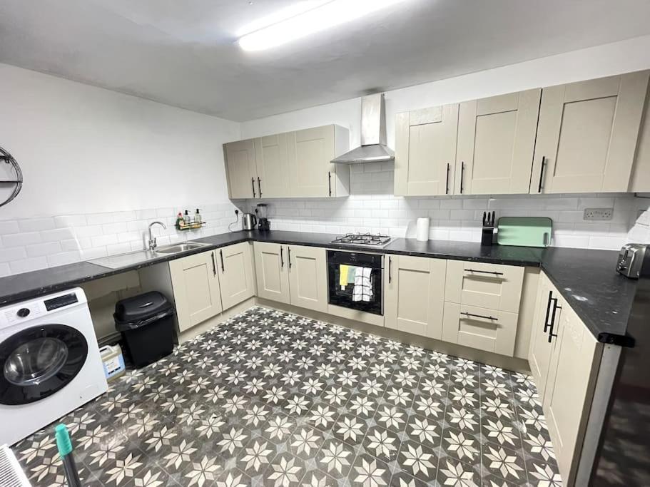 30 Percent Off Weekly Stays - 6 Bedroom House - 11 Beds Blackpool Kültér fotó
